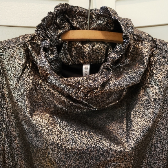 ⭐FABLETICS | Liora Metallic Athletic Ripstop Cowl Neck Kangaroo Pocket Vest - Picture 4 of 16